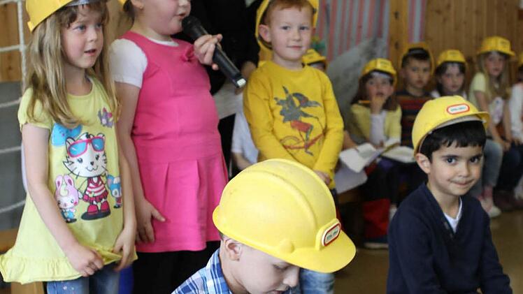 Nach dem Motto "Wer baggert noch so spät am Baggerloch?" führten die Jungen und Mädchen des Kindergartens Nordhalben die einzelnen Schritte des Umbaus auf. Foto: Michael Wunder