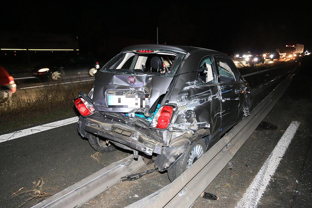 Lkw durchbricht Mittelschutzplanke auf A73