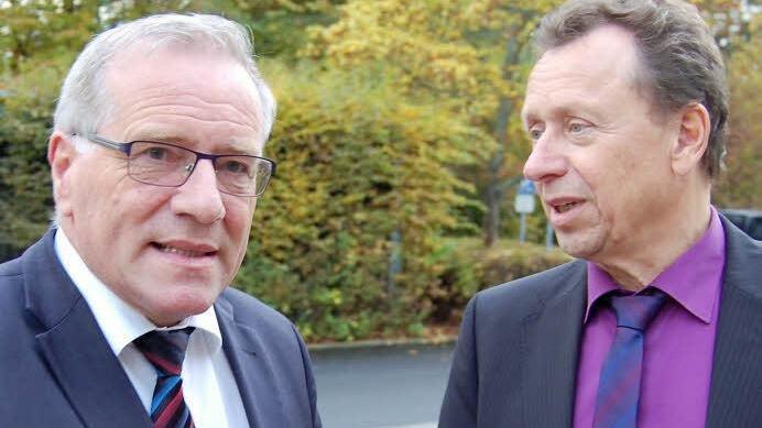 Staatssekretär Johannes Hintersberger (links) wird vom Hausherrn Harald Barlage des Bad Bockleter Rehabilitations- und Prävenmtionszentrums zur Tagung empfangen. Foto: Sigismund v. Dobschütz