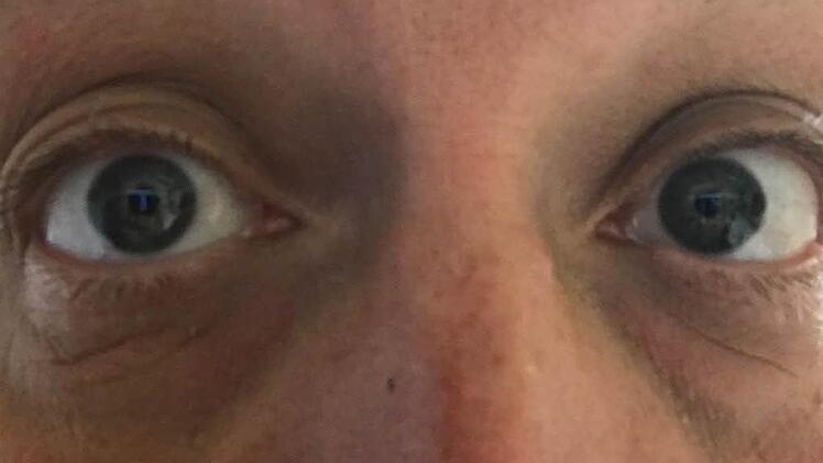 Jungs in einem Zimmer mir seiner Tochter. Das endet mit dem bösen Blick...