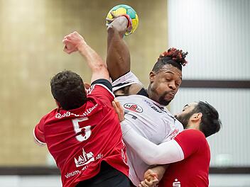 Augen zu und durch: Der erfolgreichste Torschütze des HSC an diesem Abend, Gary Hines, "beißt" sich auch hier gegen die Abwehr von Groß-Umstadt durch.  Foto: Anand Anders