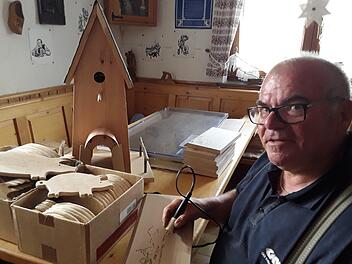 Berthold Morber graviert das Schönderlinger Logo in Holzbrettchen, auf denen Brotzeit serviert wird.  Foto: Beatrix Lieb