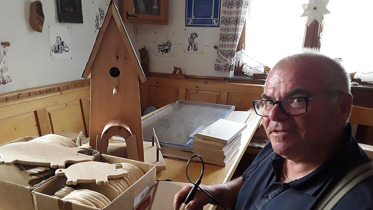 Berthold Morber graviert das Schönderlinger Logo in Holzbrettchen, auf denen Brotzeit serviert wird.  Foto: Beatrix Lieb