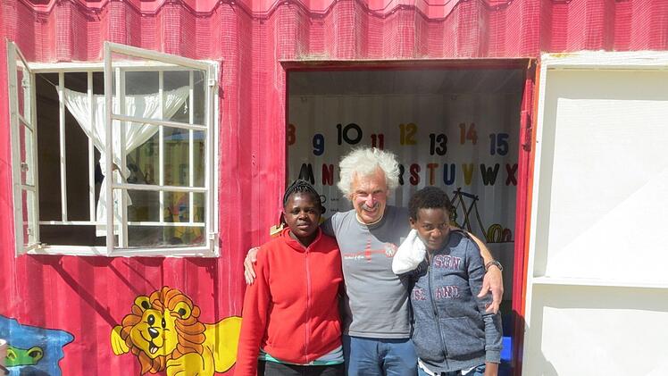 Abschiedsbild mit zwei Erzieherinnen Foto: privat