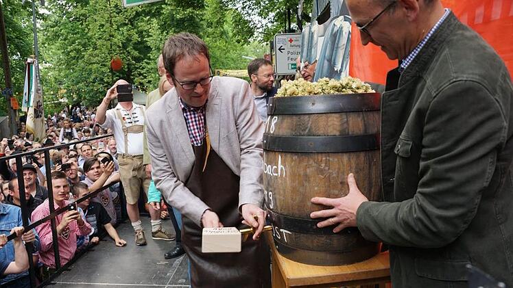 Christoph Gewalt (r.) musste das Fass nicht lange festhalten, denn Florian Janik erledigte den Anstich mit zwei Schlägen. Foto: Pascale Ferry
