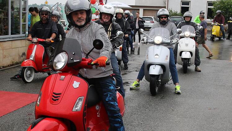 Die Vespas fahren vorMichael Stelzner