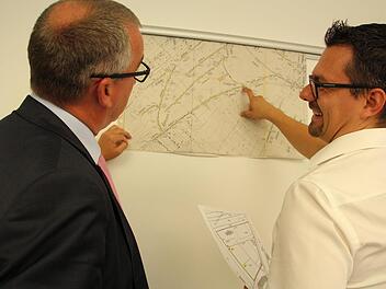Andreas Sandwall, Bürgermeister von Bad Bocklet, (links) und Kämmerer Patrick Könen (rechts) sprechen über die Kanalbestandspläne. Auf den Plänen ist zu sehen, an welchen Plätzen die Kanäle im Untergrund entlang  laufen.  Foto: Anna Wentrock
