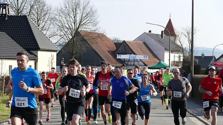 Laufbegeisterung in Schwürbitz beim Oozünderlauf  Foto: Archiv