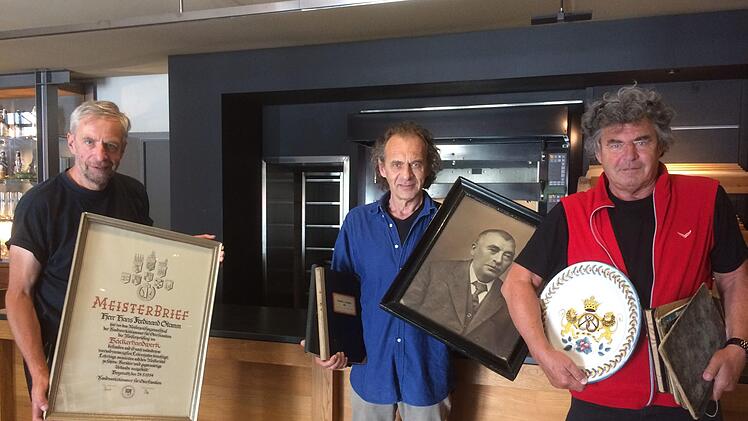 Bei der Auflösung des "Hausstandes" der Bäckerei Stamm fanden Holger und Hermann Stamm (Mitte und rechts im Bild) zahlreiche Zeugnisse Kulmbacher Handwerkstradition, die sie an Bernhard Sauermann (links) für das Bayerische Bäckereimuseum übergeben.