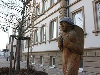 Korbmacherfigur (von jemandem mit einer Mütze versehen) vor dem Michelauer Rathaus. Wer hier der neue Chef wird, entscheiden die Bürger im April. Foto: Ramona Popp