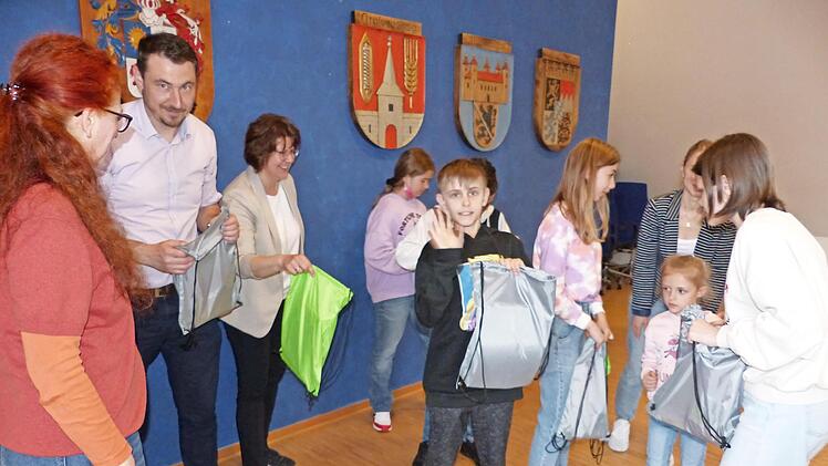 Diplom-Germanistin Ludmila Belyachkova (von links), Zweiter Bürgermeister Martin Döring und Heike Söllner verteilten Spiel- und Bastelsachen.