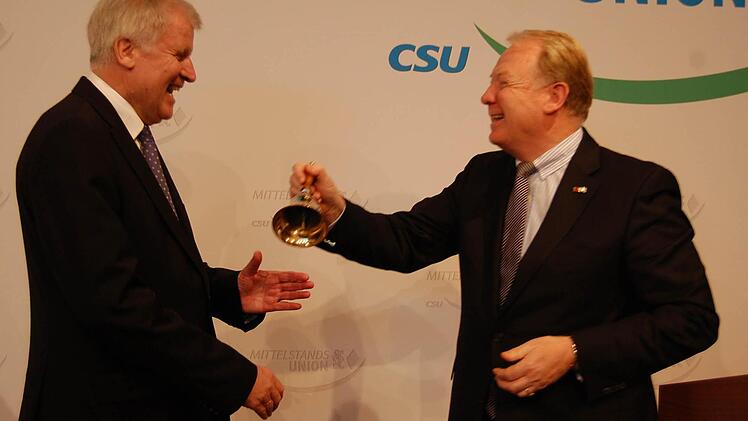 Hans Michelbach überreichte Horst Seehofer eine Kapitänsglocke