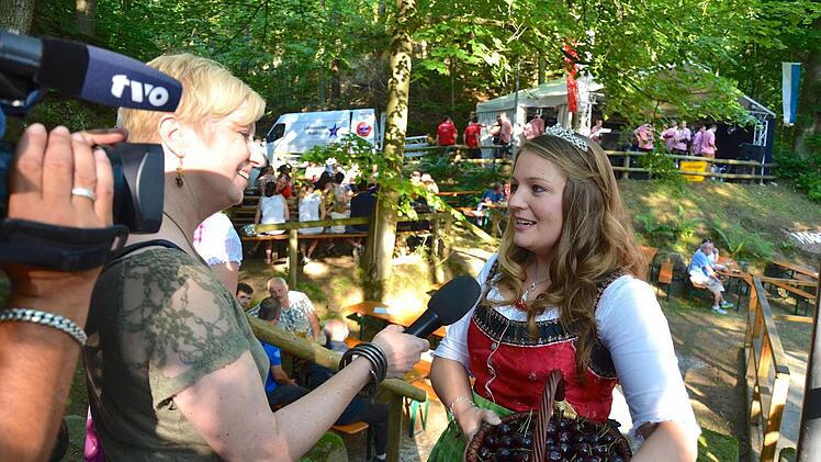 Die Kirschkönigin im Mittelpunkt des Medieninteresses.