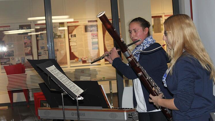 Schüler des Schulzentrums musizierten zur Eröffnung. Foto: Veronika Schadeck