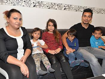 Liridona (Mitte) mit ihrer Familie: Sie wissen nicht, ob sie hier bleiben dürfen. Was sollen sie im Kosovo? Die Mutter Lidjia hat schließlich die meiste Zeit in Franken verbracht.  Foto: Ronald Rinklef