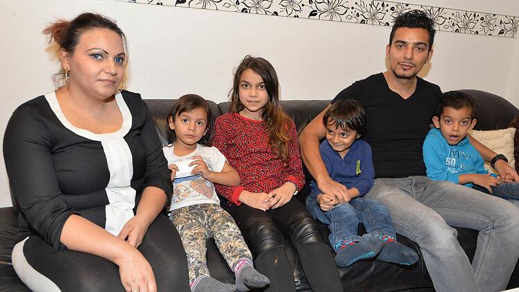 Liridona (Mitte) mit ihrer Familie: Sie wissen nicht, ob sie hier bleiben dürfen. Was sollen sie im Kosovo? Die Mutter Lidjia hat schließlich die meiste Zeit in Franken verbracht.  Foto: Ronald Rinklef
