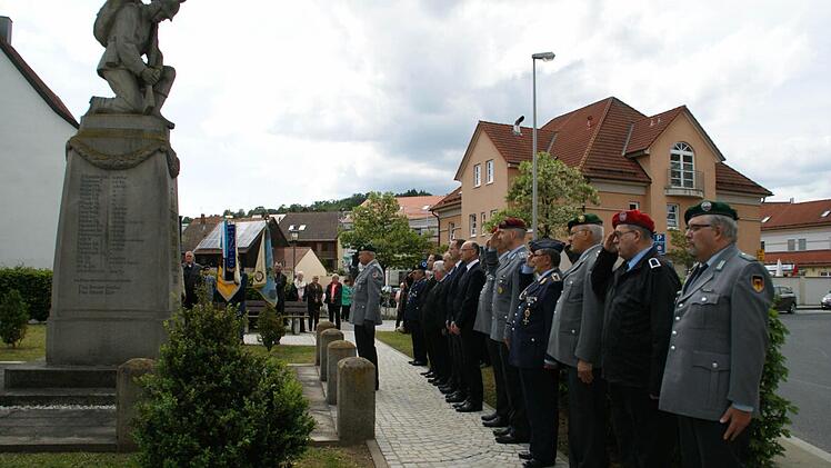 Zu einem Totengedenken hielten die Festteilnehmer am Krieger-Ehrenmal inne.
