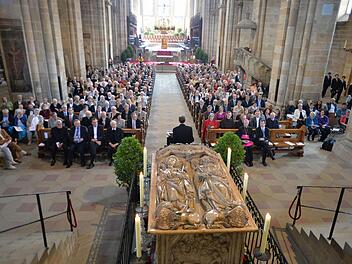 Auf große Resonanz stößt die Ausstellung "Im Schutz des Engels". Den Festakt im Dom verfolgten zahlreiche Gäste. Foto: R. Rinklef