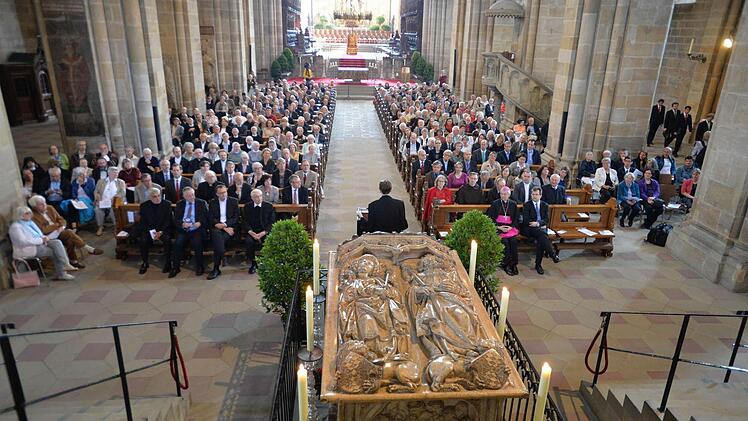 Auf große Resonanz stößt die Ausstellung "Im Schutz des Engels". Den Festakt im Dom verfolgten zahlreiche Gäste. Foto: R. Rinklef