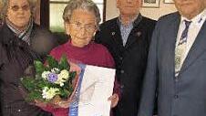 Die 101 Jahre alte Anna Pinnes ist seit 1951 Mitglied im VdK. Die eiserne Jubilarin erhielt zu ihrer Ehrung einen Hausbesuch (von links): Ingrid Treuter, Anna Pinnes, Horst Treuter, und Horst Nikol.