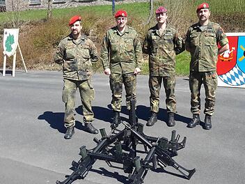 Die handelnden Personen nach der offiziellen Zeremonie, bei der wichtige Dienstposten der Bundeswehr in Wildflecken neu verteilt wurden (von links): Major Christoph Peschel, Oberstleutnant Uwe Weinrauter sowie die Majore Gordon Stütz und Stephan Knaute.  Foto: Rolf Pralle