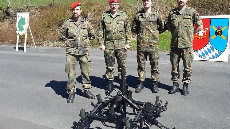 Die handelnden Personen nach der offiziellen Zeremonie, bei der wichtige Dienstposten der Bundeswehr in Wildflecken neu verteilt wurden (von links): Major Christoph Peschel, Oberstleutnant Uwe Weinrauter sowie die Majore Gordon Stütz und Stephan Knaute.  Foto: Rolf Pralle