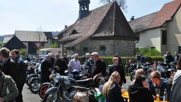 Zwischen Gemeindehaus und Kirche brodelte die Oldtimerschau.