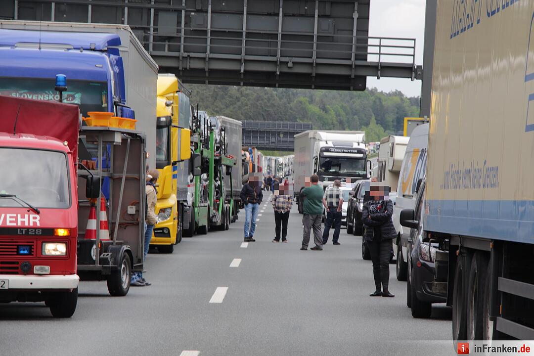 Vier Tote bei furchtbarem Unfall auf A6 - Lkw rast in Stauende