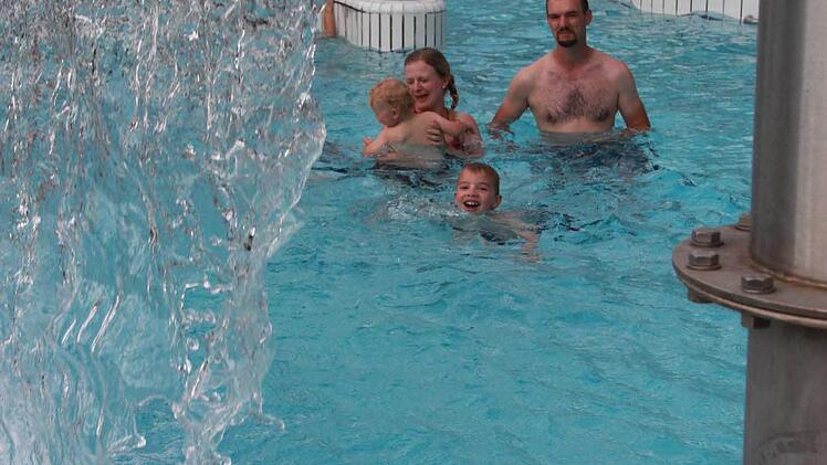 Im vierten Teil unserer Sommer-Serie geht es für die Schwimmbad-Tester ins benachbarte Bad Brückenau. Dort will die fünfköpfige Familie genau wissen, wie gut es sich in der Therme planschen lässt. Foto: Carmen Schmitt