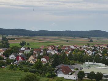 Vor dem bewaldeten Höhenzug zwischen Wiesenfeld und Neida soll der neue Verkehrslandeplatz entstehen, weit weg von Neustadt, aber nach Ansicht des Stadtrats von großer Bedeutung für die Arbeitsplätze in der Region und damit auch für Neustadt. Foto: Rainer Lutz