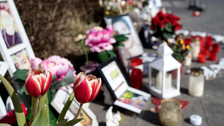 Blumen, Kerzen und Fotos liegen am 17.03.2017 vor dem Olympia-Einkaufszentrum (OEZ), ein Schauplatz des Amoklaufs, in München (Bayern). Fast acht Monate nach dem blutigen Amoklauf in München sind die Ermittlungen dazu abgeschlossen. Die Staatsanwaltschaft München I und das Bayerische Landeskriminalamt wollen am 17.03.2017 die Ergebnisse vorstellen. Foto: Sven Hoppe/dpa