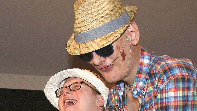 Kommissar Maik (rechts) und sein bester Kumpel "Lubber (Marcel) genossen trotz aller Hindernisse das Strandleben auf Mallorca.