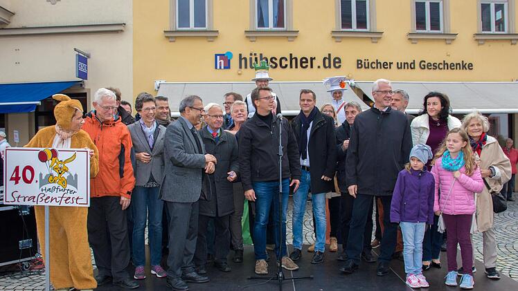 Der Vorsitzende des ausrichtenden Straßenfest-Fördervereins, Stephan Schneider (Mitte) eröffnete auf der Bühne vor dem Alten Rathaus das 40. Haßfurter Straßenfest. Links neben ihm der ehemalige Landrat und ehemalige Bürgermeister von Haßfurt und Ehrenbürger der Kreisstadt, Rudolf Handwerker, der vor 40 Jahren das Haßfurter Straßenfest aus der Taufe gehoben hat. Foto: Ulrike Langer