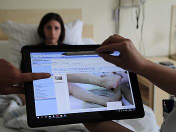 Früher wurden zur Dokumentation von Wunden Bilder mit einer Kamera gemacht - und umständlich auf den Computer übertragen.  Das Tablet speichert die Fotos direkt im Krankhausinformationssystem. Foto: Ulrike Müller
