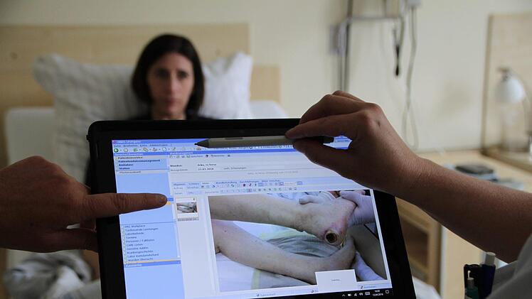 Früher wurden zur Dokumentation von Wunden Bilder mit einer Kamera gemacht - und umständlich auf den Computer übertragen.  Das Tablet speichert die Fotos direkt im Krankhausinformationssystem. Foto: Ulrike Müller