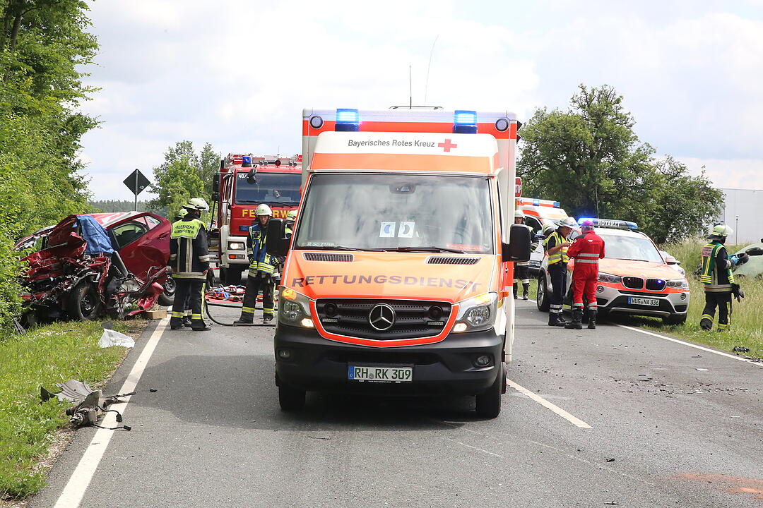 Tödlicher Unfall auf B466: Auto kollidiert mit Lkw