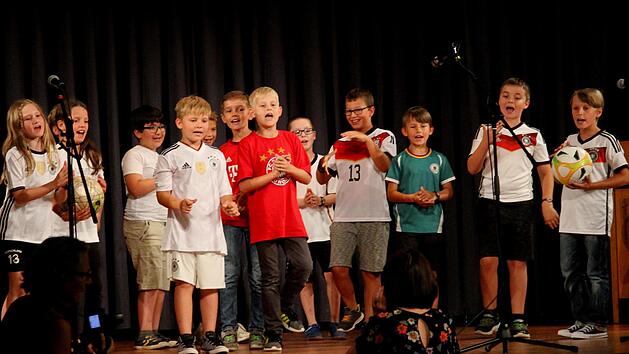 Die Klasse 3a der Johann-Baptist-Graser-Grundschule Eltmann bei ihrem schwungvollen Rap "Wir wollen siegen"G&uuml;nther Geiling