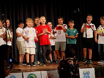 Die Klasse 3a der Johann-Baptist-Graser-Grundschule Eltmann bei ihrem schwungvollen Rap "Wir wollen siegen"Günther Geiling