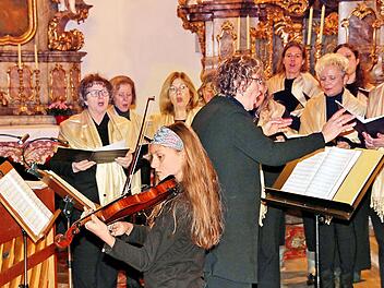 Elf Jahre alt ist Antonia Maria Kreuzer, die mit ihrem Violin-Spiel beim  Weihnachtskonzert die Zuhörer begeisterte. Foto: Dieter Britz