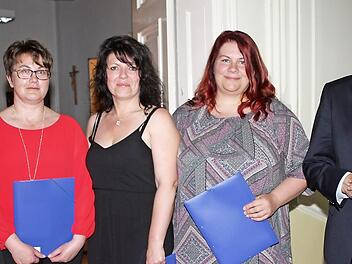 Seminarleiterin Ursula Willenberg (links) und Landrat Klaus Peter Söllner gratulierten den besten Absolventinnen aus Kulmbach (von links): Daniela Hoffmann, Beate Kurz und Christina Kortschack. Foto: Sonny Adam
