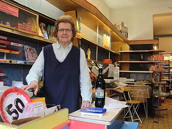 Barbara Reichert hinter der Kasse. Foto: Niklas Schmitt