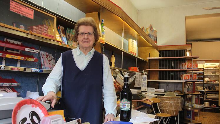 Barbara Reichert hinter der Kasse. Foto: Niklas Schmitt