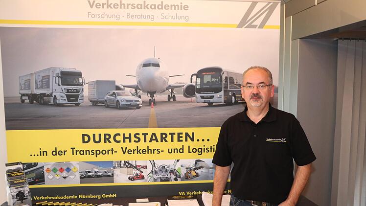 Die Verkehrsakademie mit Sitz in Kulmbach - hier mit Peter Michel - bietet umfassende Schulungen.