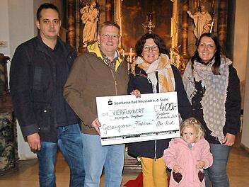 Peter Kraus (von links), Vorsitzender des Trägervereins "St. Vinzenz", Stefan Hilfenhaus, 3. Vorsitzender des Gesangvereins Frohsinn und Vorsitzende Elke Back mit Enkelin Almara Hanft übergeben den Scheck an Kindergartenleiterin Carmen Manger.  Foto: Manfred Mellenthin