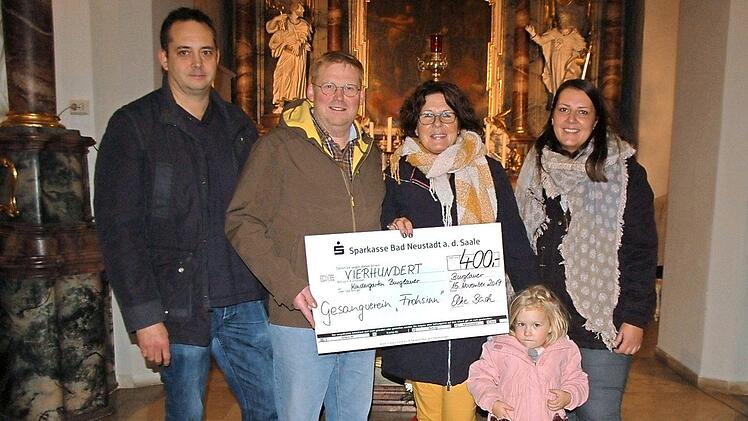 Peter Kraus (von links), Vorsitzender des Trägervereins "St. Vinzenz", Stefan Hilfenhaus, 3. Vorsitzender des Gesangvereins Frohsinn und Vorsitzende Elke Back mit Enkelin Almara Hanft übergeben den Scheck an Kindergartenleiterin Carmen Manger.  Foto: Manfred Mellenthin