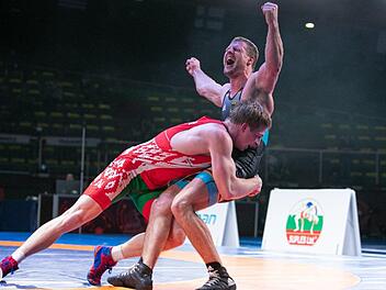 Der Schlussgong ist ert&ouml;nt, der Verzweiflungsangriff des Wei&szlig;russen Stanislau Schafarenka (links) kommt zu sp&auml;t. Hannes Wagner vom AC Lichtenfels rei&szlig;t die Arme hoch, er wei&szlig;, dass er die Bronzemedaille bei der M&auml;nner-Europameisterschaft der Ringer sicher hat. J&ouml;rg Richer