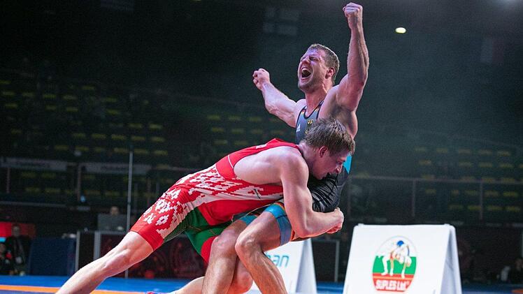 Der Schlussgong ist ert&ouml;nt, der Verzweiflungsangriff des Wei&szlig;russen Stanislau Schafarenka (links) kommt zu sp&auml;t. Hannes Wagner vom AC Lichtenfels rei&szlig;t die Arme hoch, er wei&szlig;, dass er die Bronzemedaille bei der M&auml;nner-Europameisterschaft der Ringer sicher hat. J&ouml;rg Richer