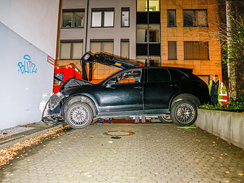 18-J&auml;hrige kracht mit Porsche nach Kollision gegen eine Hauswand