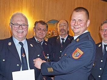 Im Bild (von links) stellvertretender Landrat Dieter Schaar, Hans Tischh&ouml;fer, Thomas M&ouml;rlein, Reinhold Pittroff, Kreisbrandrat Thomas Hoffmann, Kommandant J&uuml;rgen Gampert und B&uuml;rgermeister Marc Benker.