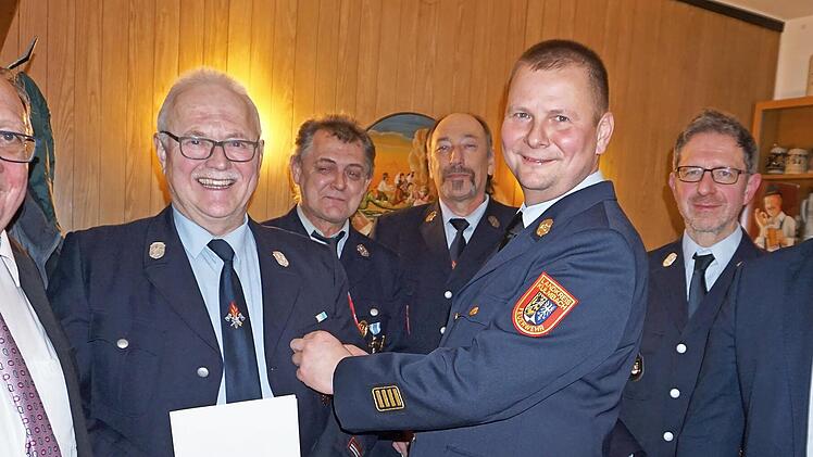 Im Bild (von links) stellvertretender Landrat Dieter Schaar, Hans Tischh&ouml;fer, Thomas M&ouml;rlein, Reinhold Pittroff, Kreisbrandrat Thomas Hoffmann, Kommandant J&uuml;rgen Gampert und B&uuml;rgermeister Marc Benker.